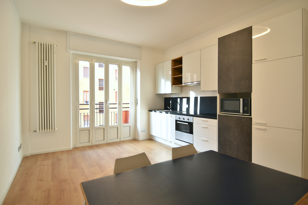 Affitto trilocale con balcone, viale Zara, ristrutturato e arredato, Milano 5
