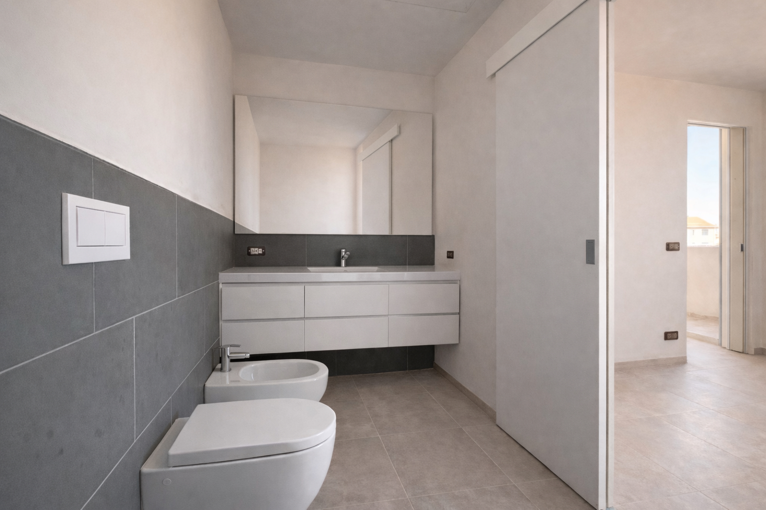 Bagno minimalista con vanità galleggiante