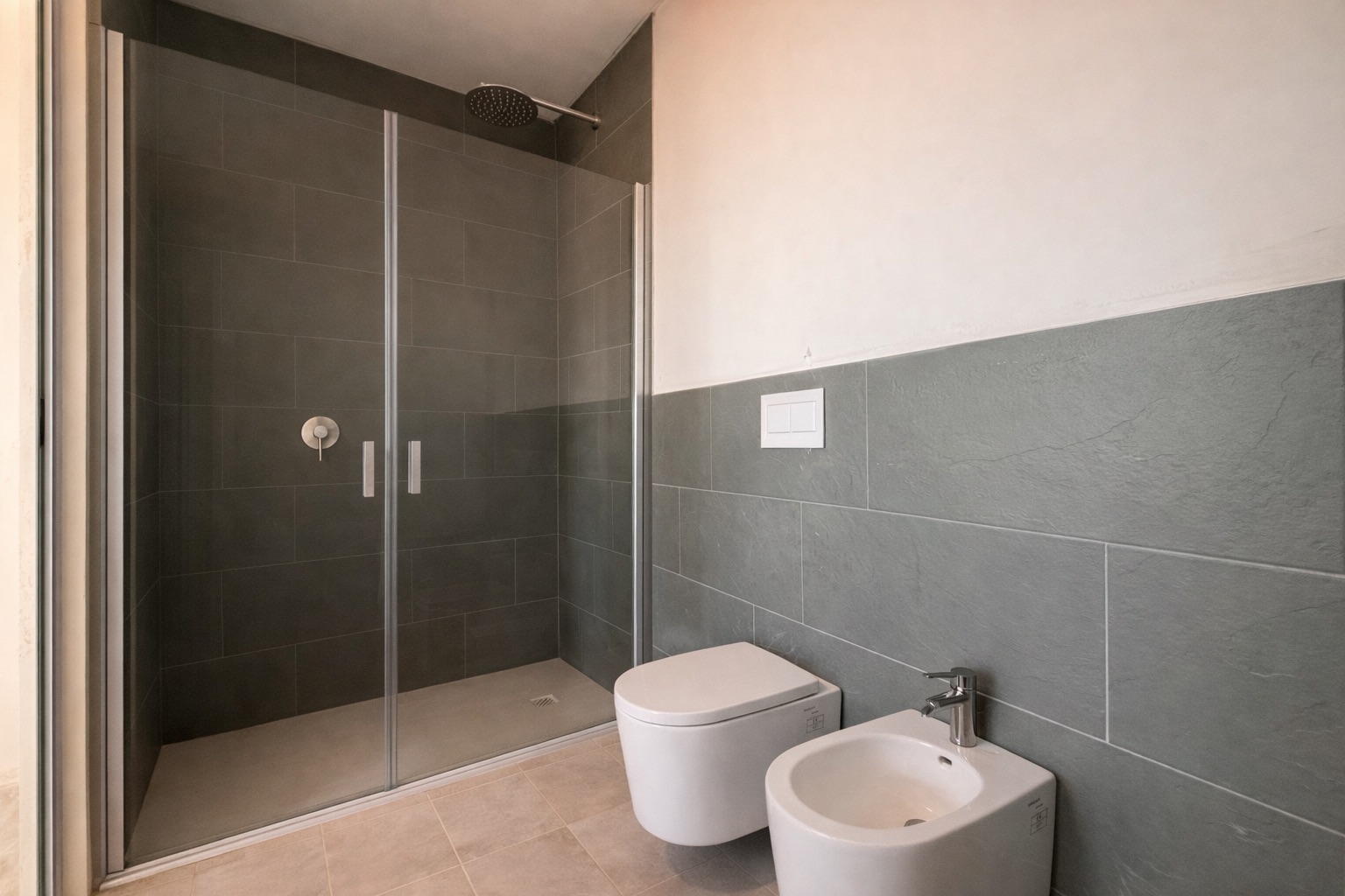 Bagno moderno con piastrelle grigie