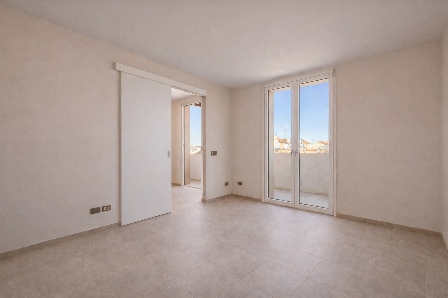 Sala luminosa con vista città