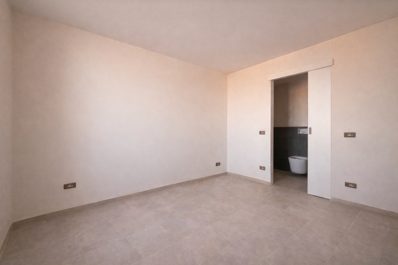 Stanza vuota e minimale in appartamento