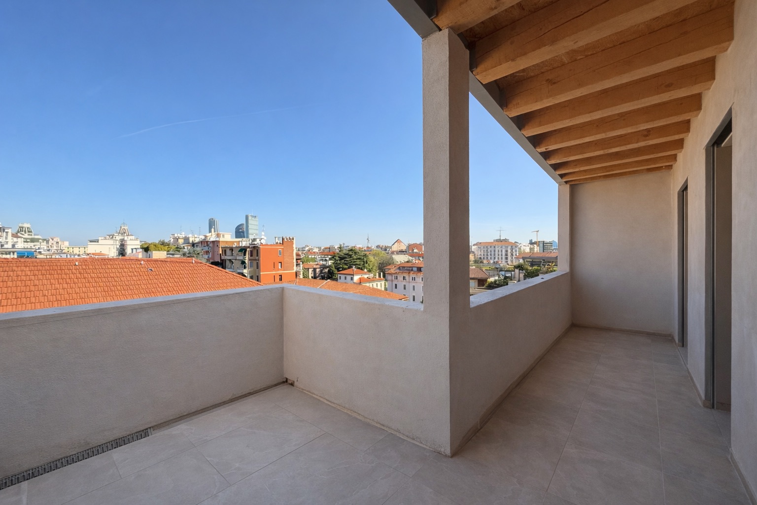 Terrazza soleggiata con vista cittadina